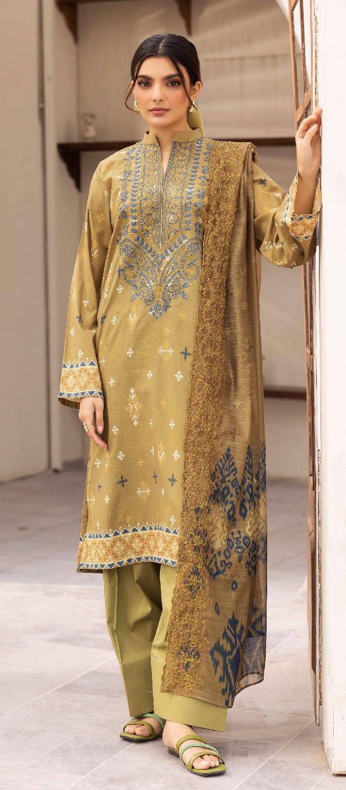 Motifz Embroided Shirt with Cutwork Embroided Duppata Lawn 3pcs Unstitched