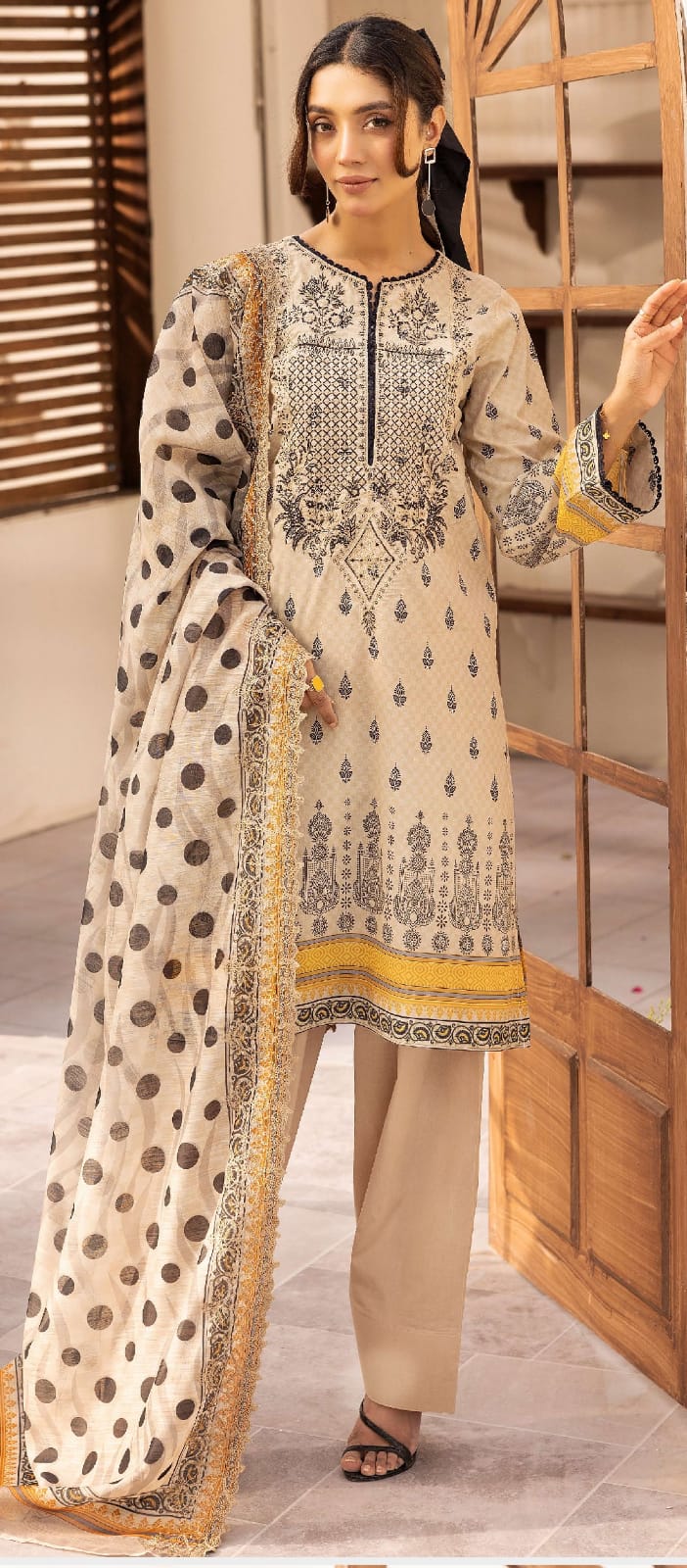 Motifz Embroided Shirt with Cutwork Embroided Duppata Lawn 3pcs Unstitched